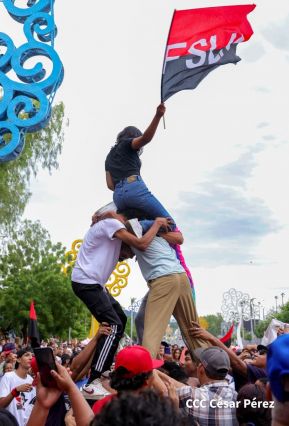 Mega Concierto en la Avenida de Bolívar a Chávez en saludo al 45/19