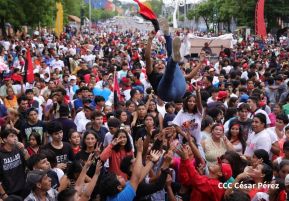 Mega Concierto en la Avenida de Bolívar a Chávez en saludo al 45/19