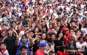 Mega Concierto en la Avenida de Bolívar a Chávez en saludo al 45/19