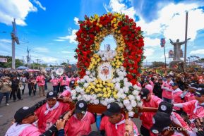 Feligreses acompañan a Santo Domingo de Guzmán rumbo a su morada en Las Sierritas