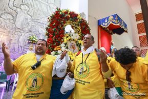 Feligreses acompañan a Santo Domingo de Guzmán rumbo a su morada en Las Sierritas