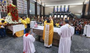 Feligreses acompañan a Santo Domingo de Guzmán rumbo a su morada en Las Sierritas