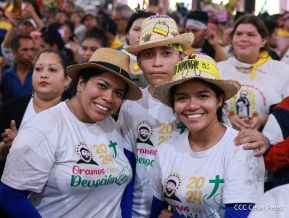 Feligreses acompañan a Santo Domingo de Guzmán rumbo a su morada en Las Sierritas