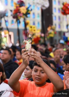 Feligreses acompañan a Santo Domingo de Guzmán rumbo a su morada en Las Sierritas