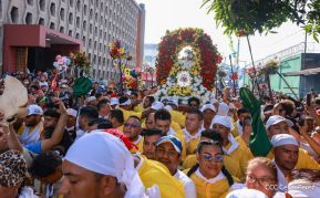 Feligreses acompañan a Santo Domingo de Guzmán rumbo a su morada en Las Sierritas
