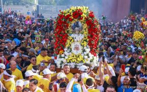 Feligreses acompañan a Santo Domingo de Guzmán rumbo a su morada en Las Sierritas