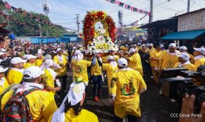 Feligreses acompañan a Santo Domingo de Guzmán rumbo a su morada en Las Sierritas