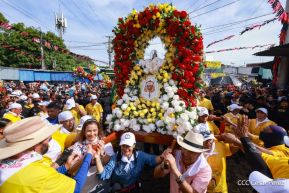 Feligreses acompañan a Santo Domingo de Guzmán rumbo a su morada en Las Sierritas