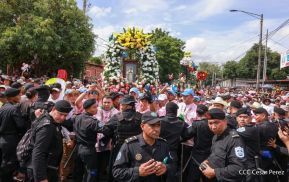 Feligreses acompañan a Santo Domingo de Guzmán rumbo a su morada en Las Sierritas