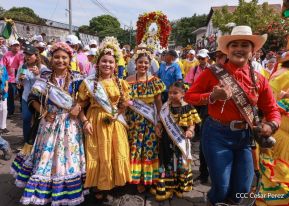 Feligreses acompañan a Santo Domingo de Guzmán rumbo a su morada en Las Sierritas