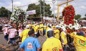 Feligreses acompañan a Santo Domingo de Guzmán rumbo a su morada en Las Sierritas