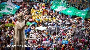 Feligreses acompañan a Santo Domingo de Guzmán rumbo a su morada en Las Sierritas