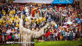 Feligreses acompañan a Santo Domingo de Guzmán rumbo a su morada en Las Sierritas