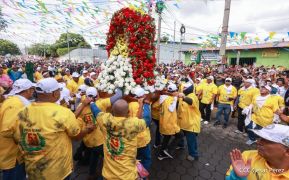 Feligreses acompañan a Santo Domingo de Guzmán rumbo a su morada en Las Sierritas