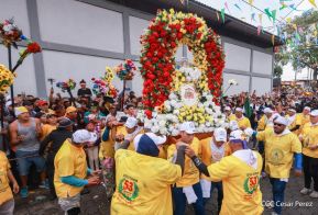Feligreses acompañan a Santo Domingo de Guzmán rumbo a su morada en Las Sierritas