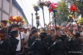 Feligreses acompañan a Santo Domingo de Guzmán rumbo a su morada en Las Sierritas