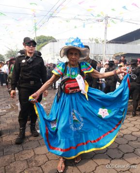 Feligreses acompañan a Santo Domingo de Guzmán rumbo a su morada en Las Sierritas