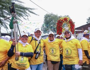 Feligreses acompañan a Santo Domingo de Guzmán rumbo a su morada en Las Sierritas