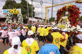 Feligreses acompañan a Santo Domingo de Guzmán rumbo a su morada en Las Sierritas
