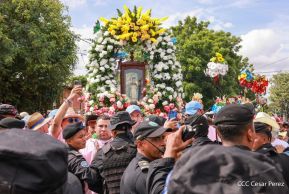 Feligreses acompañan a Santo Domingo de Guzmán rumbo a su morada en Las Sierritas