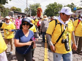 Feligreses acompañan a Santo Domingo de Guzmán rumbo a su morada en Las Sierritas