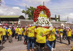 Feligreses acompañan a Santo Domingo de Guzmán rumbo a su morada en Las Sierritas