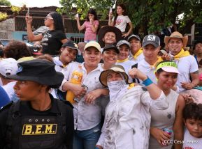 Feligreses acompañan a Santo Domingo de Guzmán rumbo a su morada en Las Sierritas