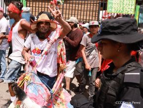 Feligreses acompañan a Santo Domingo de Guzmán rumbo a su morada en Las Sierritas