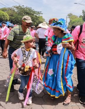 Feligreses acompañan a Santo Domingo de Guzmán rumbo a su morada en Las Sierritas