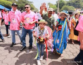 Feligreses acompañan a Santo Domingo de Guzmán rumbo a su morada en Las Sierritas
