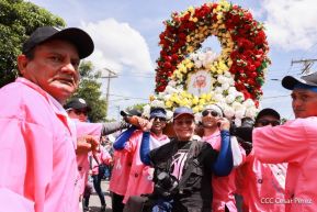 Feligreses acompañan a Santo Domingo de Guzmán rumbo a su morada en Las Sierritas