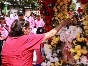 Feligreses acompañan a Santo Domingo de Guzmán rumbo a su morada en Las Sierritas