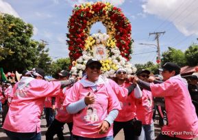 Feligreses acompañan a Santo Domingo de Guzmán rumbo a su morada en Las Sierritas