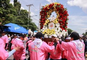 Feligreses acompañan a Santo Domingo de Guzmán rumbo a su morada en Las Sierritas