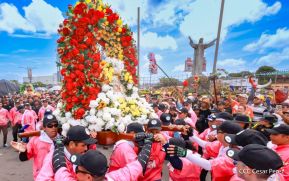 Feligreses acompañan a Santo Domingo de Guzmán rumbo a su morada en Las Sierritas