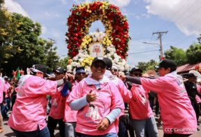 Feligreses acompañan a Santo Domingo de Guzmán rumbo a su morada en Las Sierritas