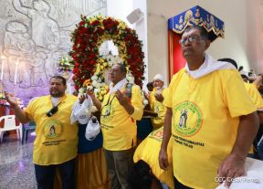 Feligreses acompañan a Santo Domingo de Guzmán rumbo a su morada en Las Sierritas