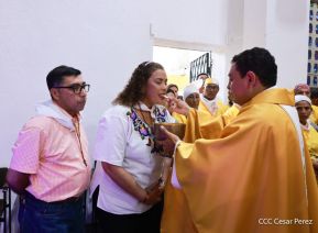 Feligreses acompañan a Santo Domingo de Guzmán rumbo a su morada en Las Sierritas