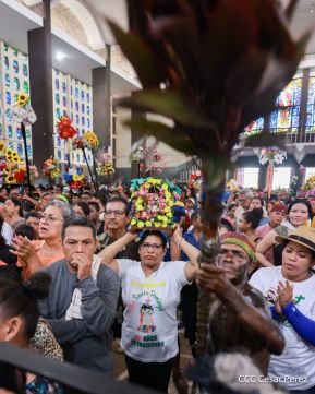 Feligreses acompañan a Santo Domingo de Guzmán rumbo a su morada en Las Sierritas