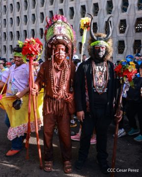 Feligreses acompañan a Santo Domingo de Guzmán rumbo a su morada en Las Sierritas