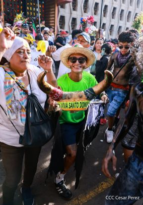 Feligreses acompañan a Santo Domingo de Guzmán rumbo a su morada en Las Sierritas