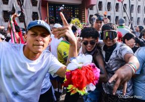Feligreses acompañan a Santo Domingo de Guzmán rumbo a su morada en Las Sierritas