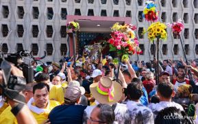 Feligreses acompañan a Santo Domingo de Guzmán rumbo a su morada en Las Sierritas