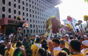 Feligreses acompañan a Santo Domingo de Guzmán rumbo a su morada en Las Sierritas