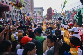 Feligreses acompañan a Santo Domingo de Guzmán rumbo a su morada en Las Sierritas