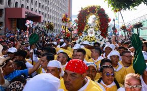 Feligreses acompañan a Santo Domingo de Guzmán rumbo a su morada en Las Sierritas