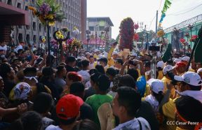 Feligreses acompañan a Santo Domingo de Guzmán rumbo a su morada en Las Sierritas