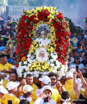 Feligreses acompañan a Santo Domingo de Guzmán rumbo a su morada en Las Sierritas