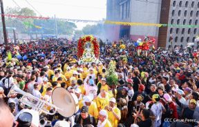 Feligreses acompañan a Santo Domingo de Guzmán rumbo a su morada en Las Sierritas