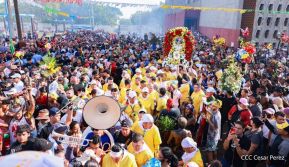 Feligreses acompañan a Santo Domingo de Guzmán rumbo a su morada en Las Sierritas